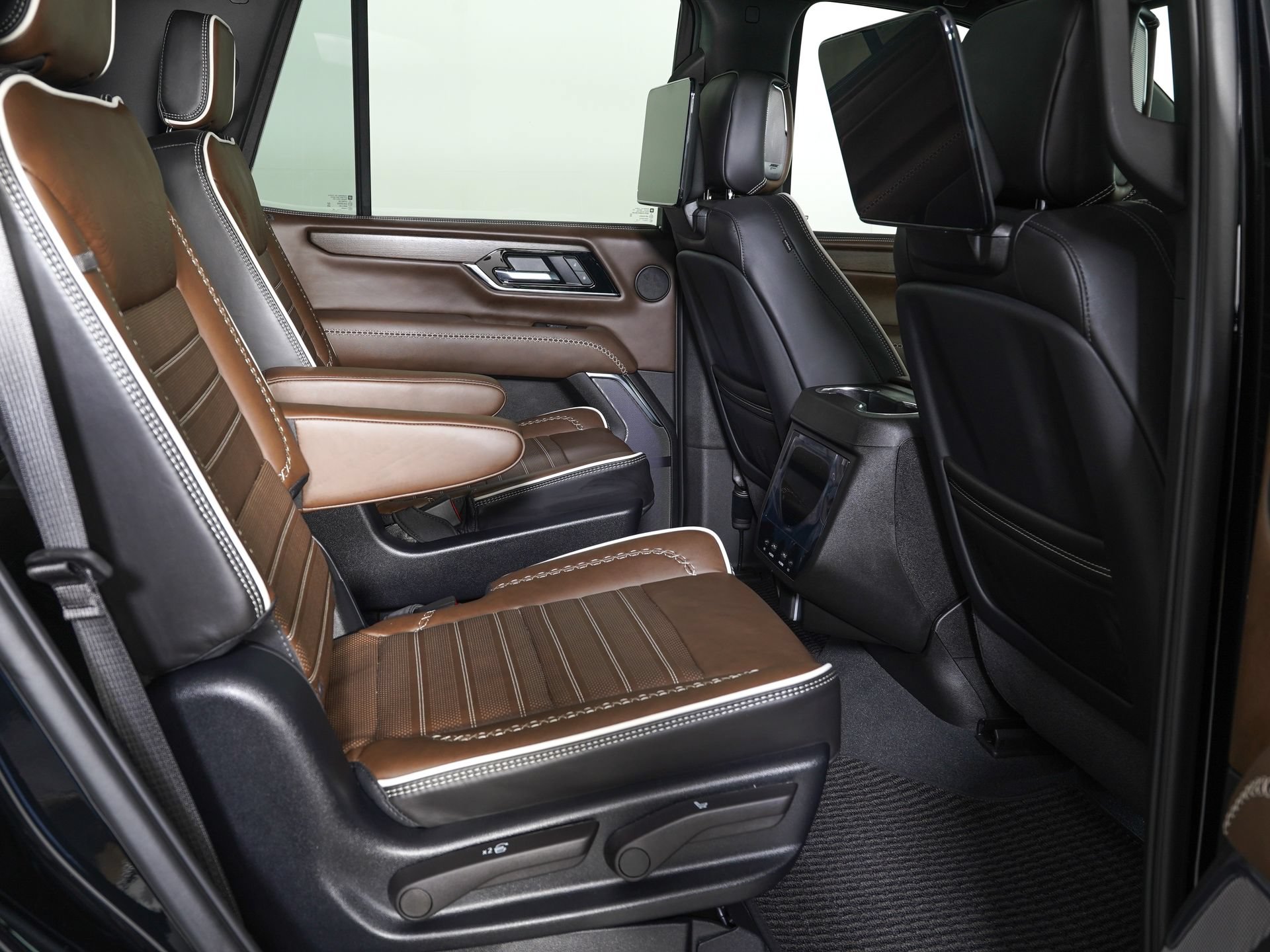 Used 2026 GMC Yukon Denali Ultimate AWD/4WD image 10