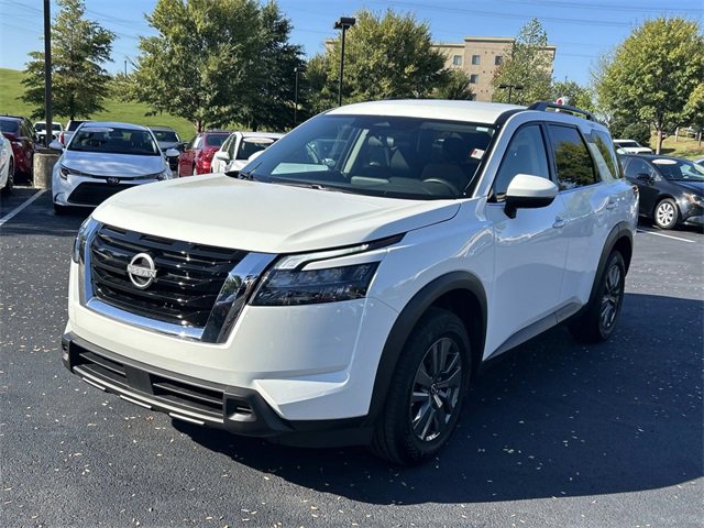 Used 2025 Nissan Pathfinder SV image 8