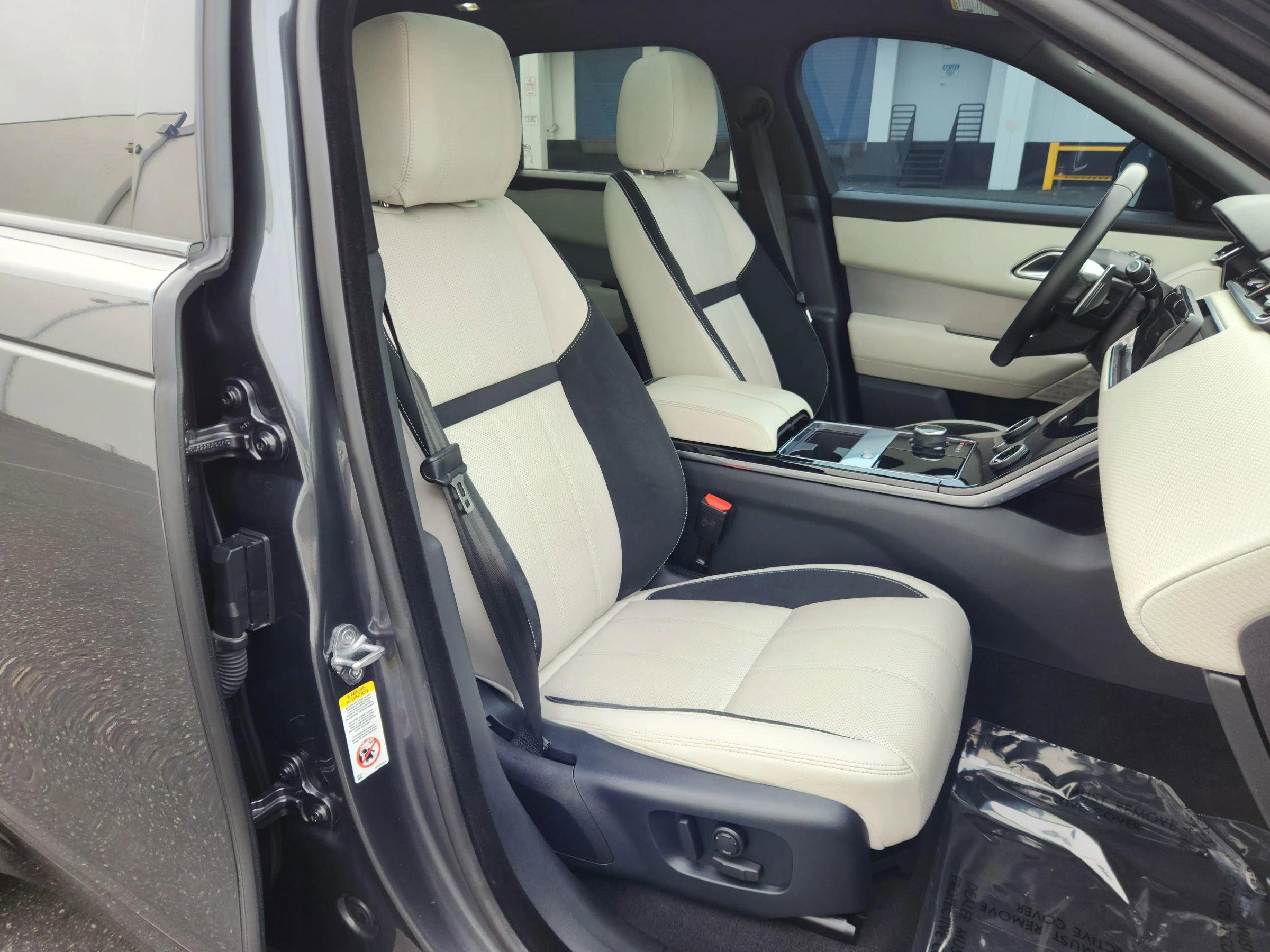 Used 2020 Land Rover Range Rover Velar R-Dynamic S image 22