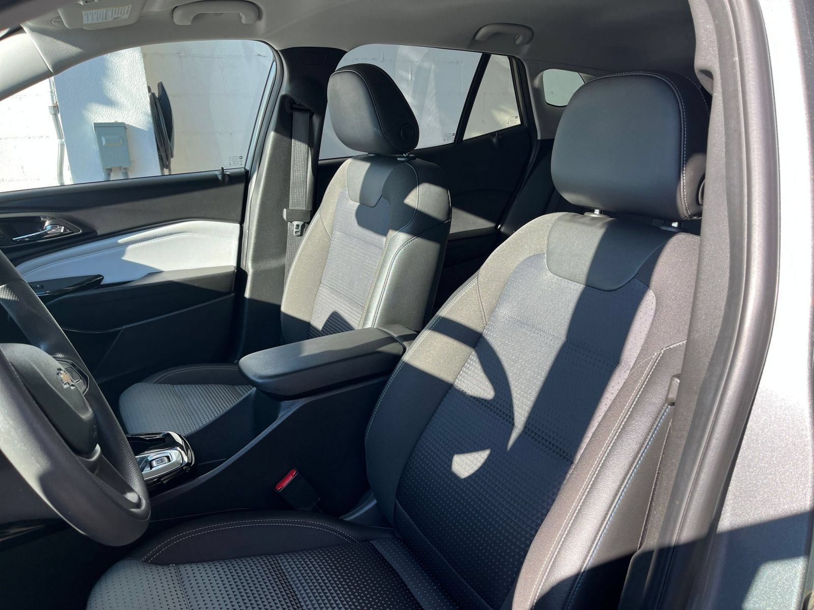 Used 2025 Chevrolet Trax LT FWD image 37