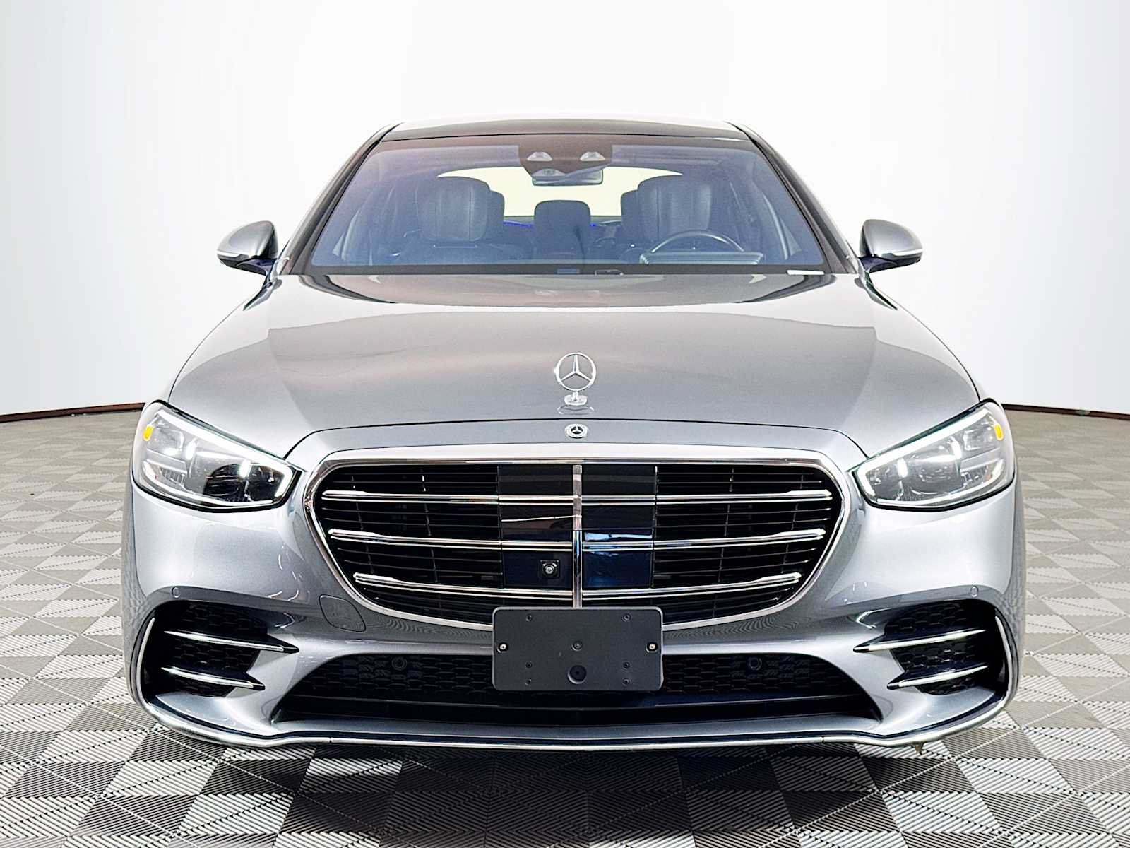 Used 2022 Mercedes-Benz S 580 4MATIC Sedan image 2