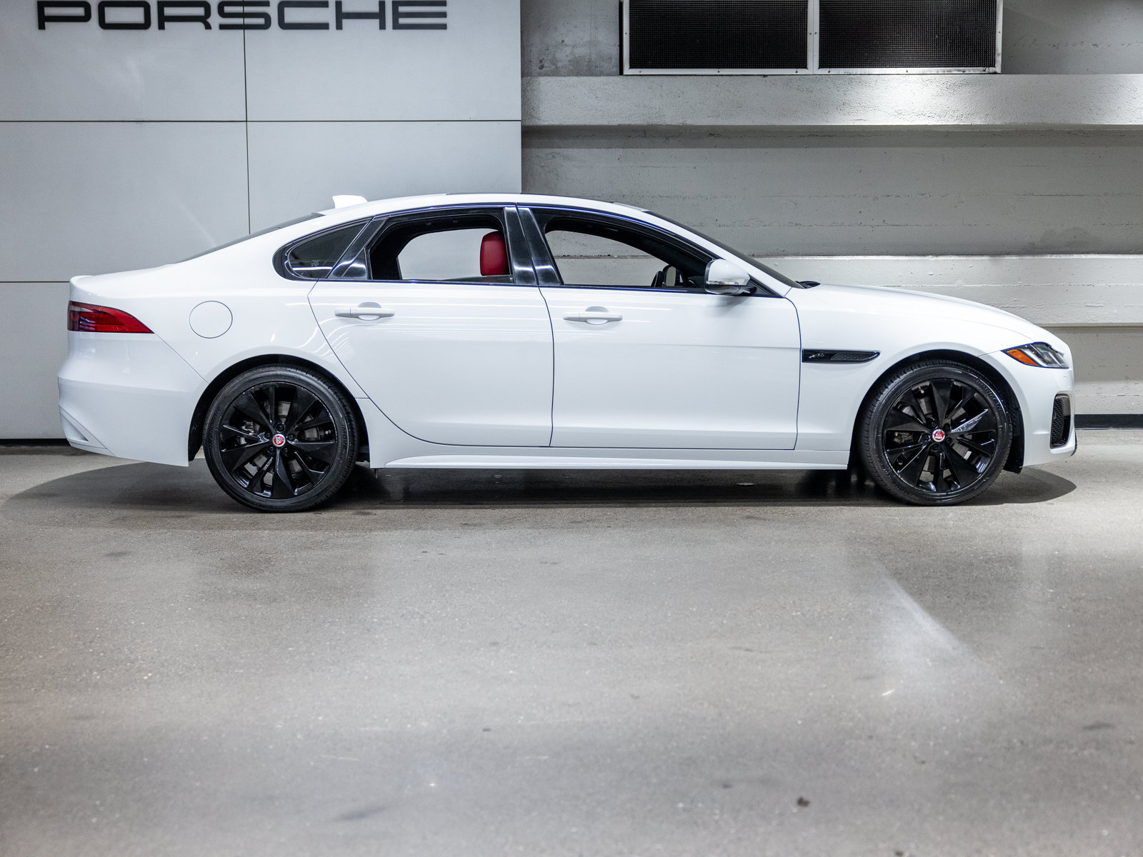 Used 2022 Jaguar XF R-Dynamic SE AWD/4WD image 9