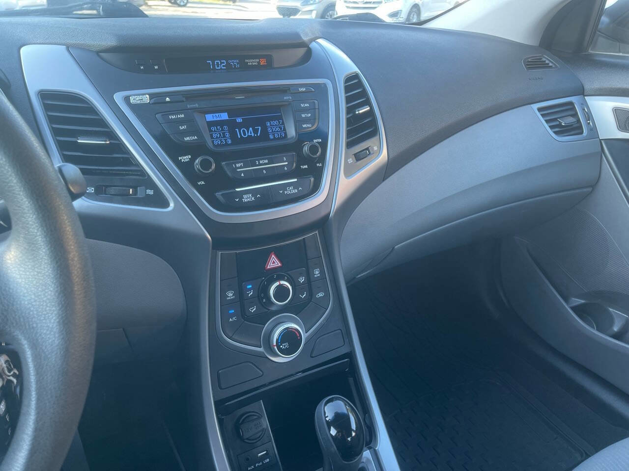Used 2015 Hyundai Elantra SE FWD image 18