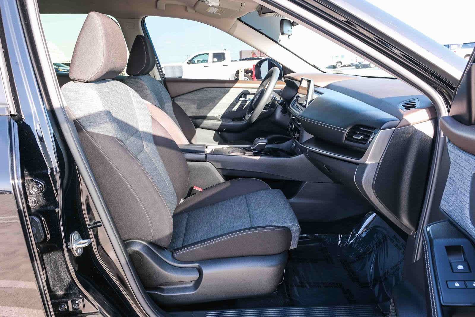 Used 2023 Nissan Rogue SV FWD image 18