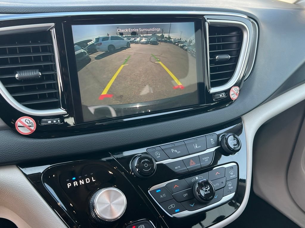Used 2023 Chrysler Pacifica Touring-L FWD image 16