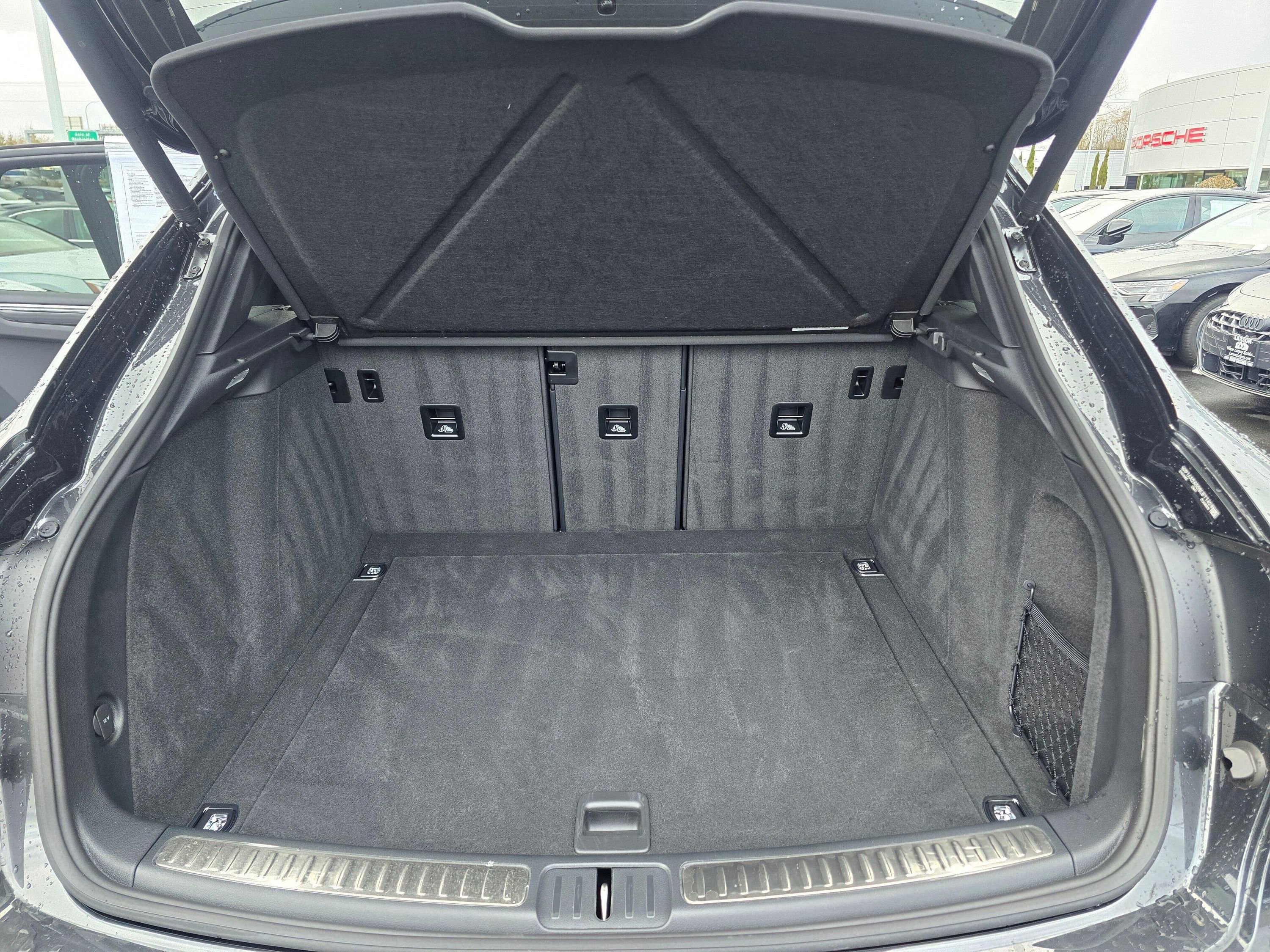 Used 2025 Porsche Macan image 11