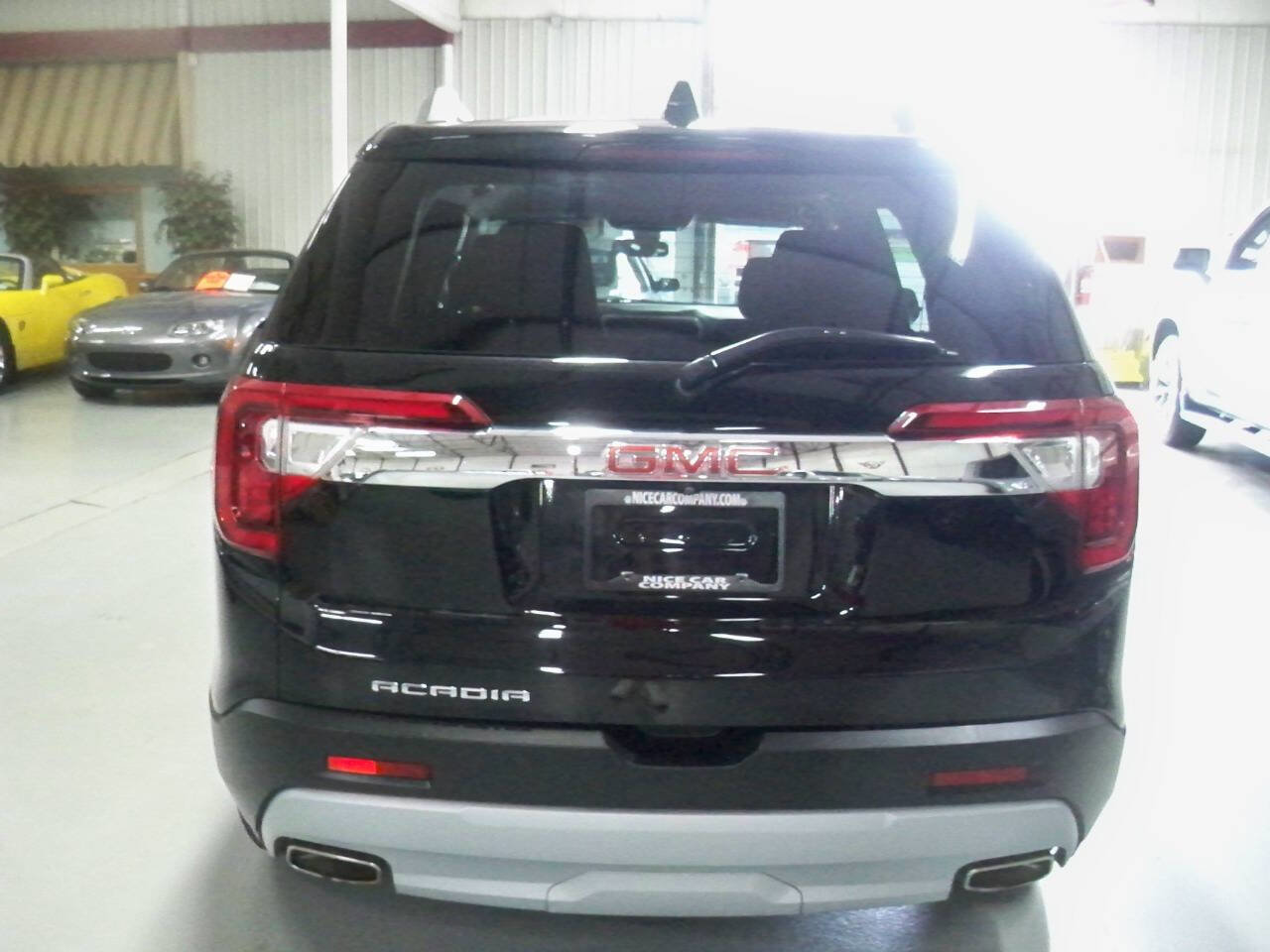Used 2022 GMC Acadia SLE w/ Driver Convenience Package image 4