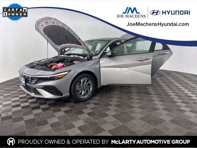 Used 2025 Hyundai Elantra Blue image 12