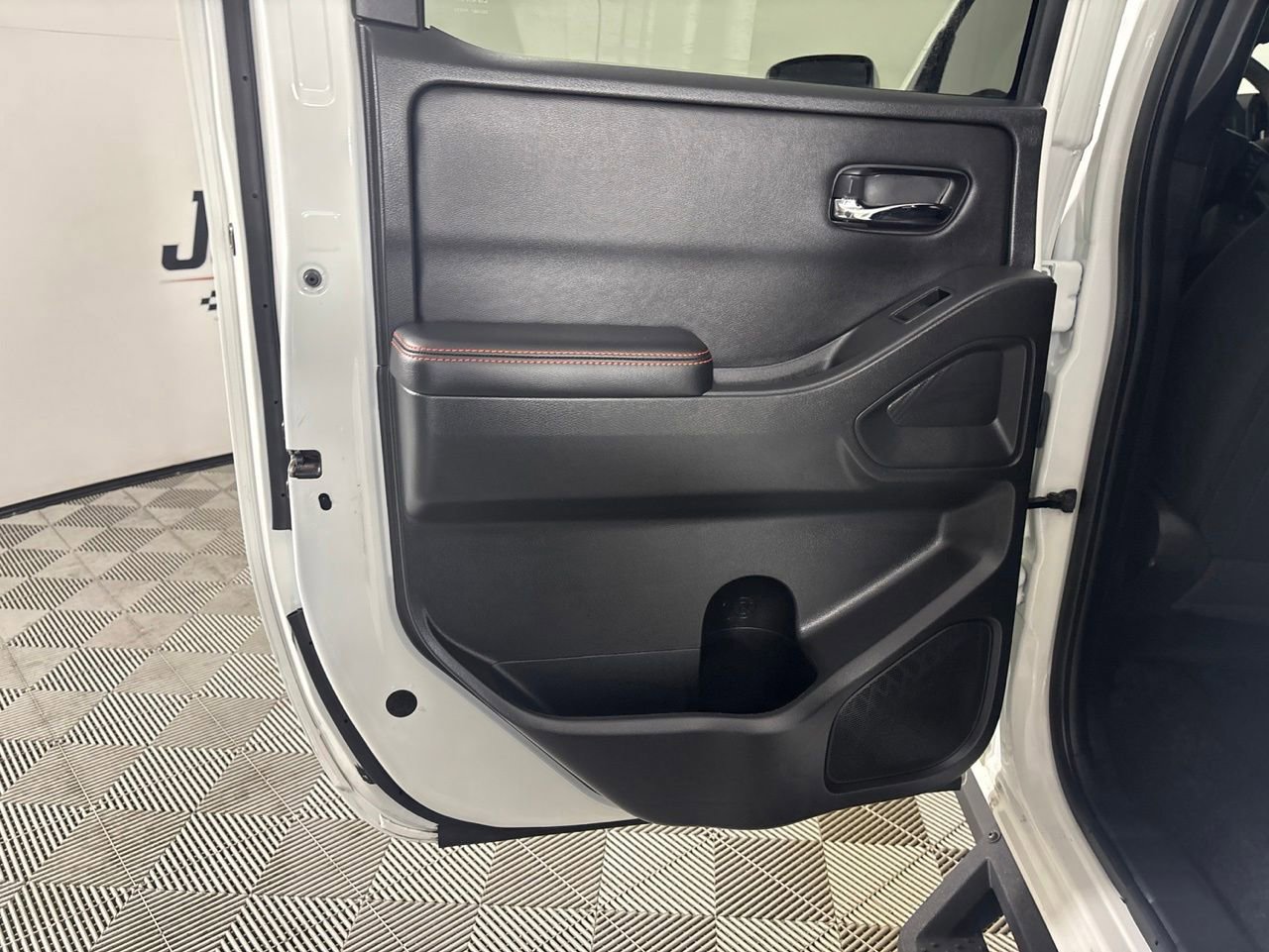 Used 2025 Nissan Frontier PRO-4X AWD/4WD image 18