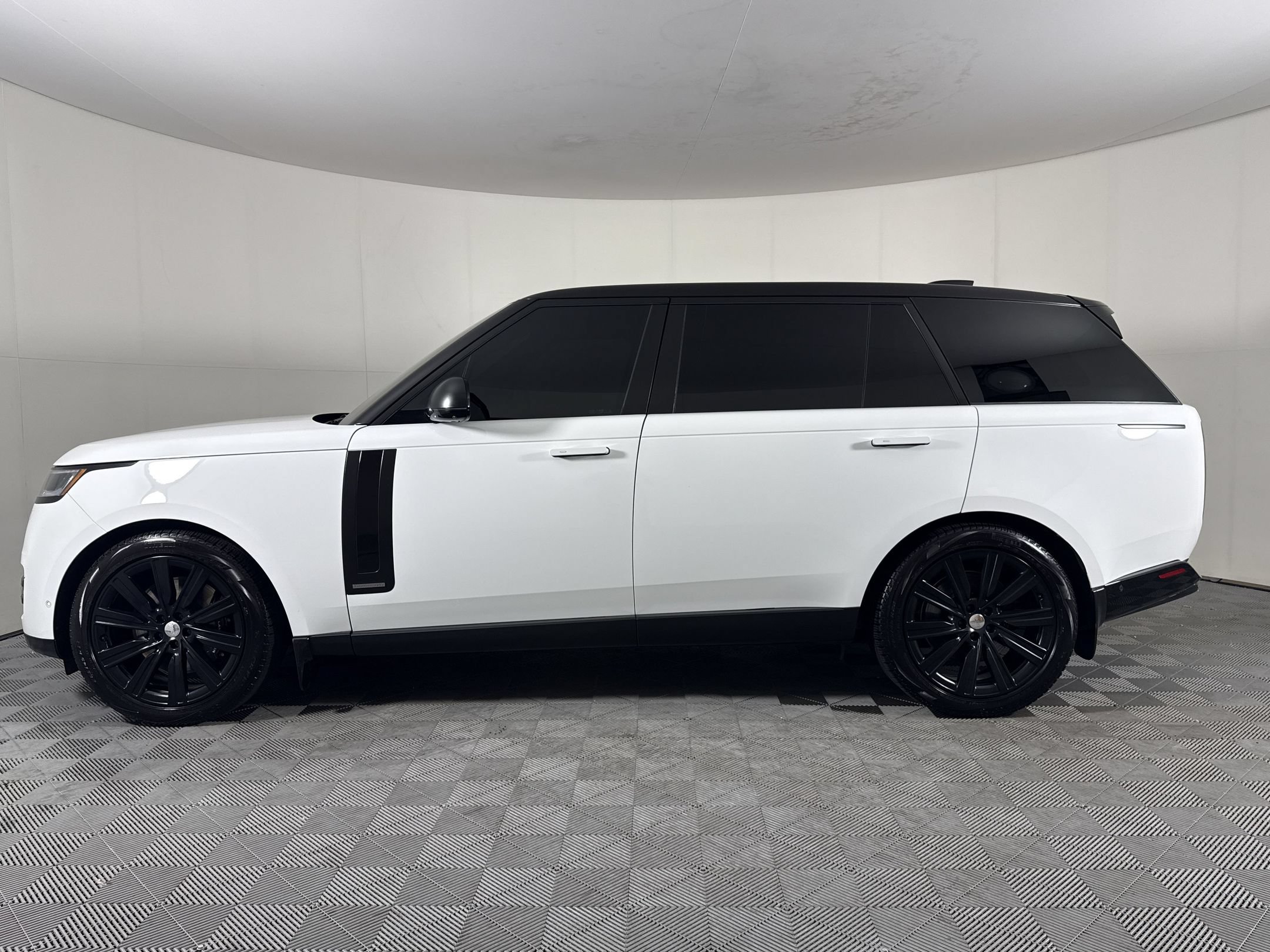Used 2025 Land Rover Range Rover Long Wheelbase Autobiography AWD/4WD image 2
