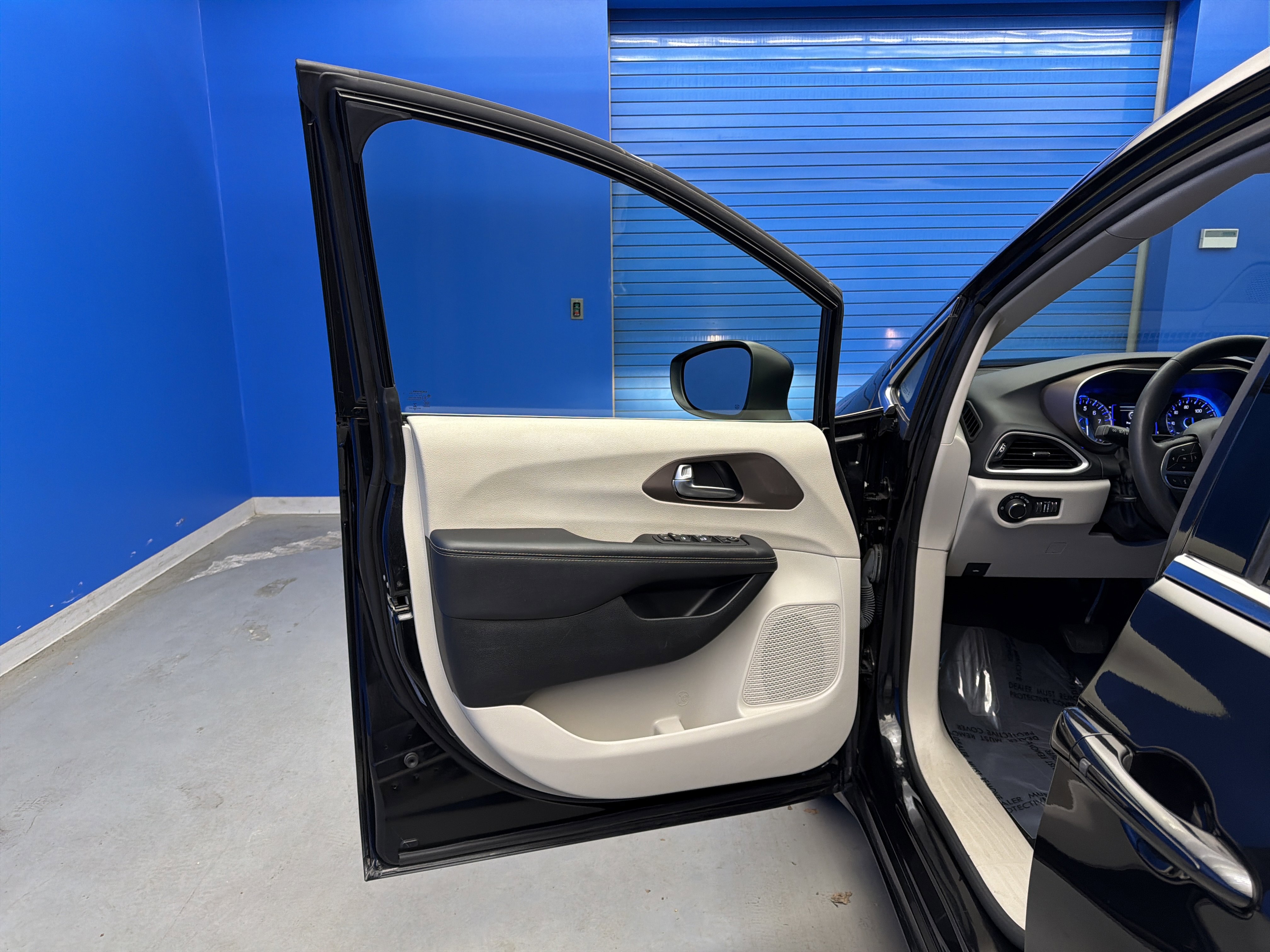 Used 2023 Chrysler Voyager LX image 10