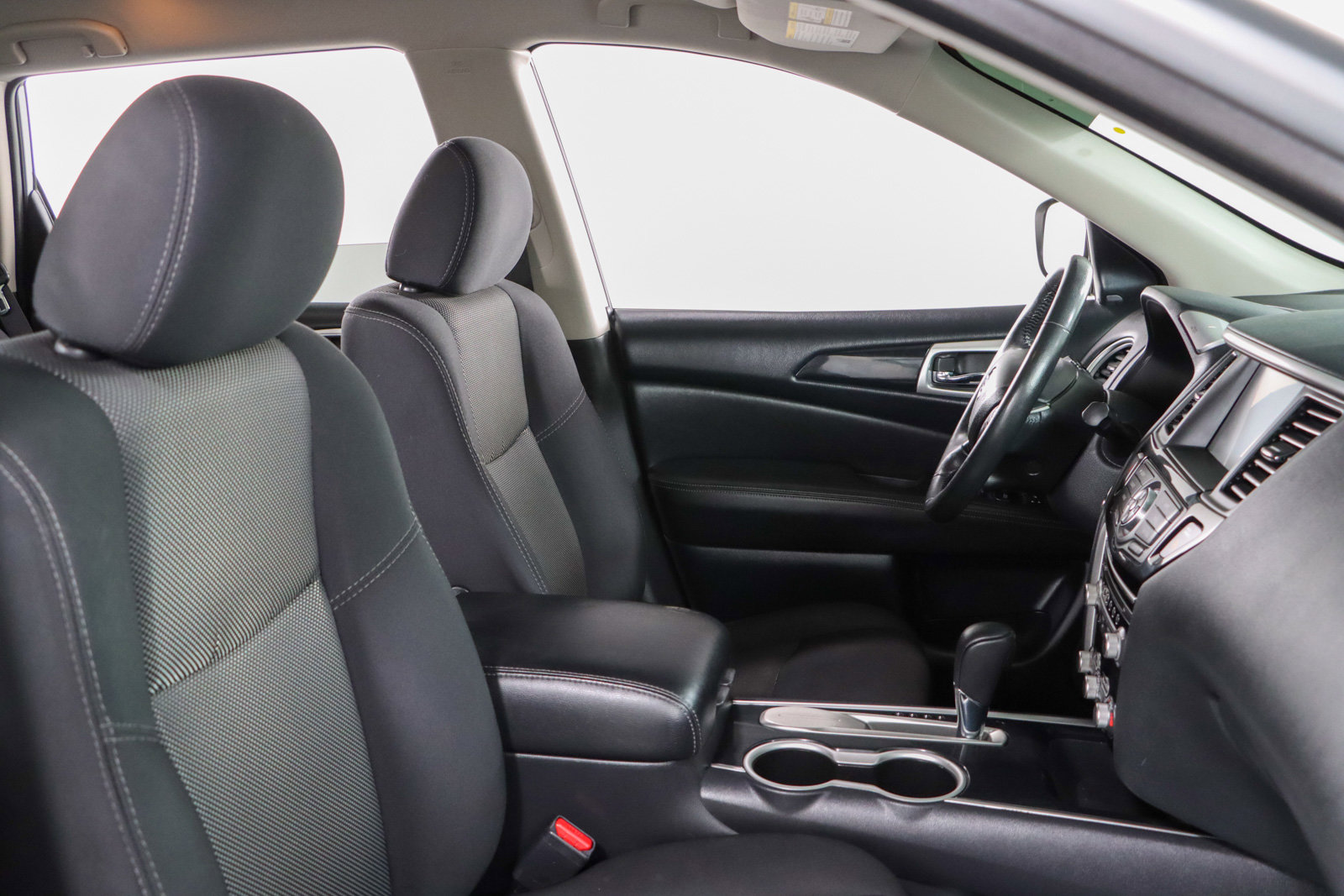 Used 2019 Nissan Pathfinder SV image 27