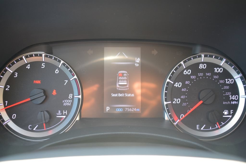 Used 2021 Toyota Highlander LE AWD/4WD image 12