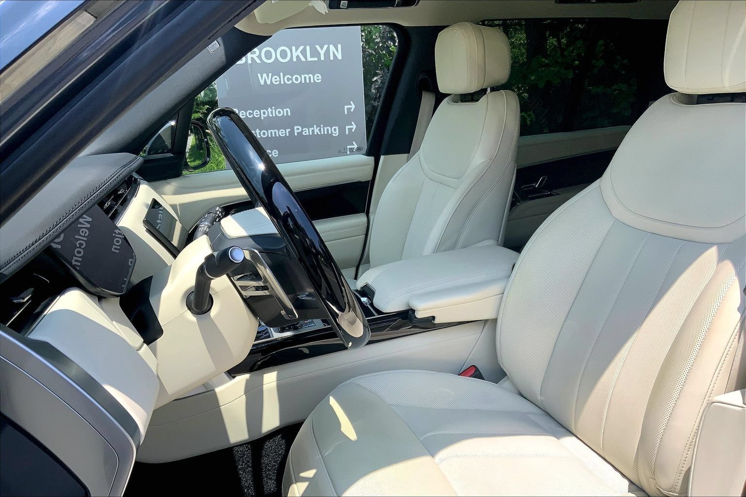 Certified 2025 Land Rover Range Rover SE AWD/4WD image 7
