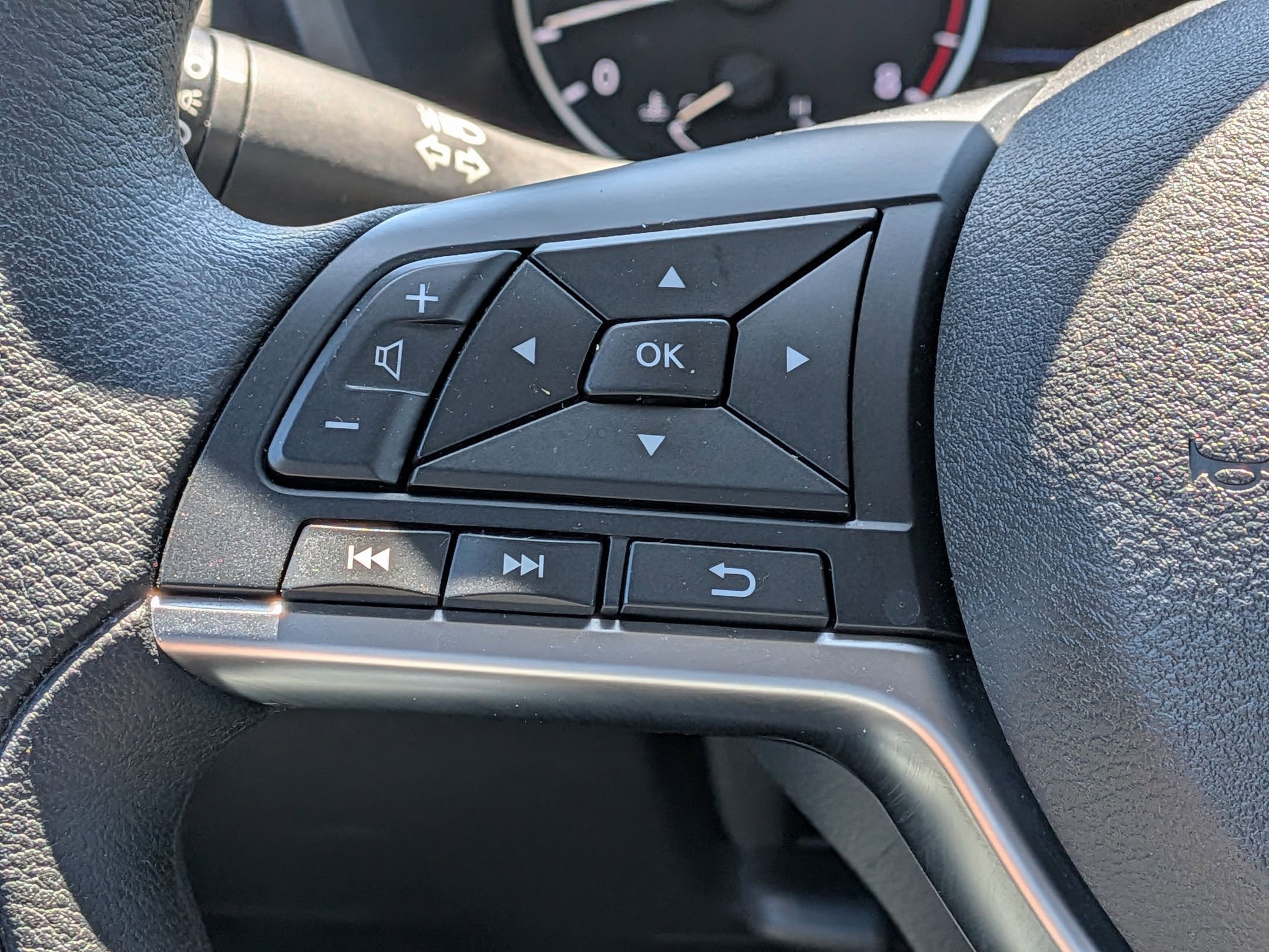 Used 2025 Nissan Sentra SV FWD image 19