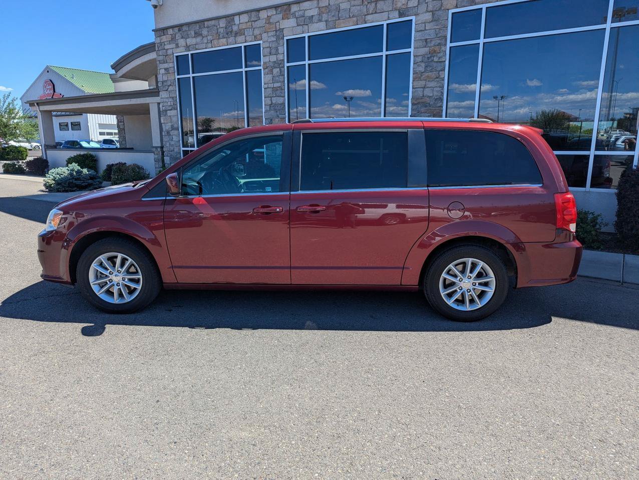 Used 2019 Dodge Grand Caravan SXT FWD image 2