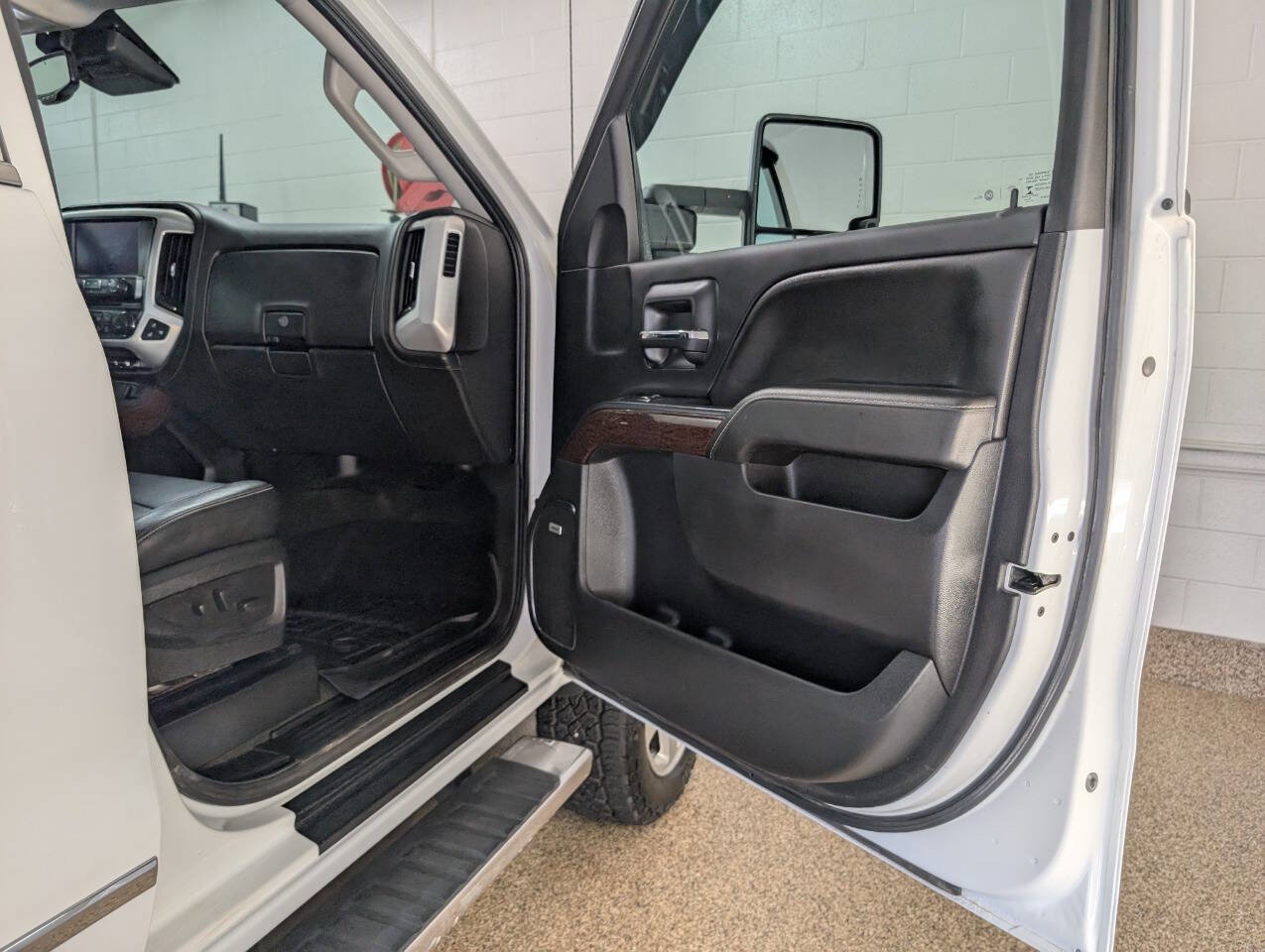 Used 2016 GMC Sierra 2500 SLT w/ Driver Alert Package AWD/4WD image 17
