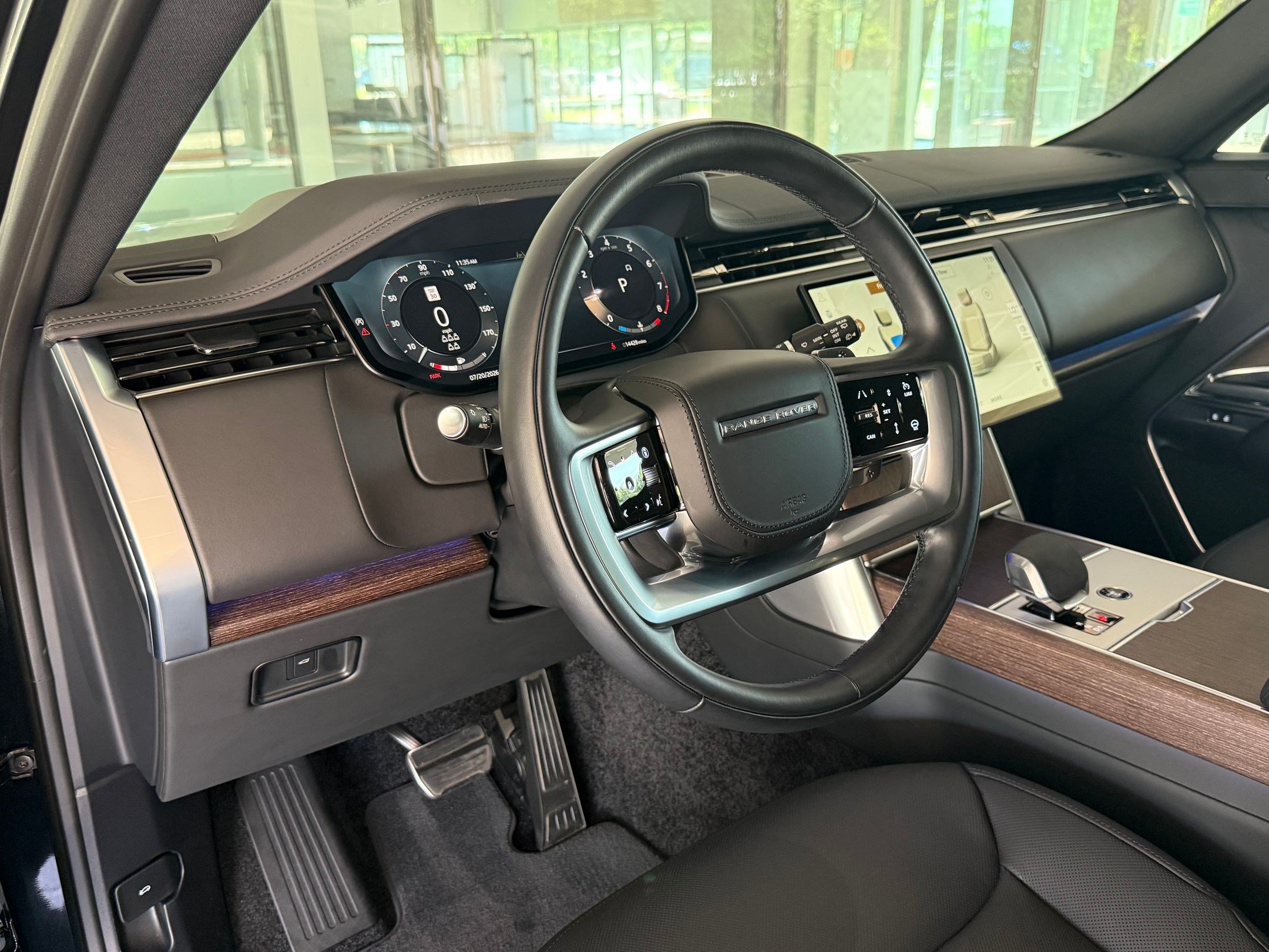 Used 2025 Land Rover Range Rover Long Wheelbase SE AWD/4WD image 3