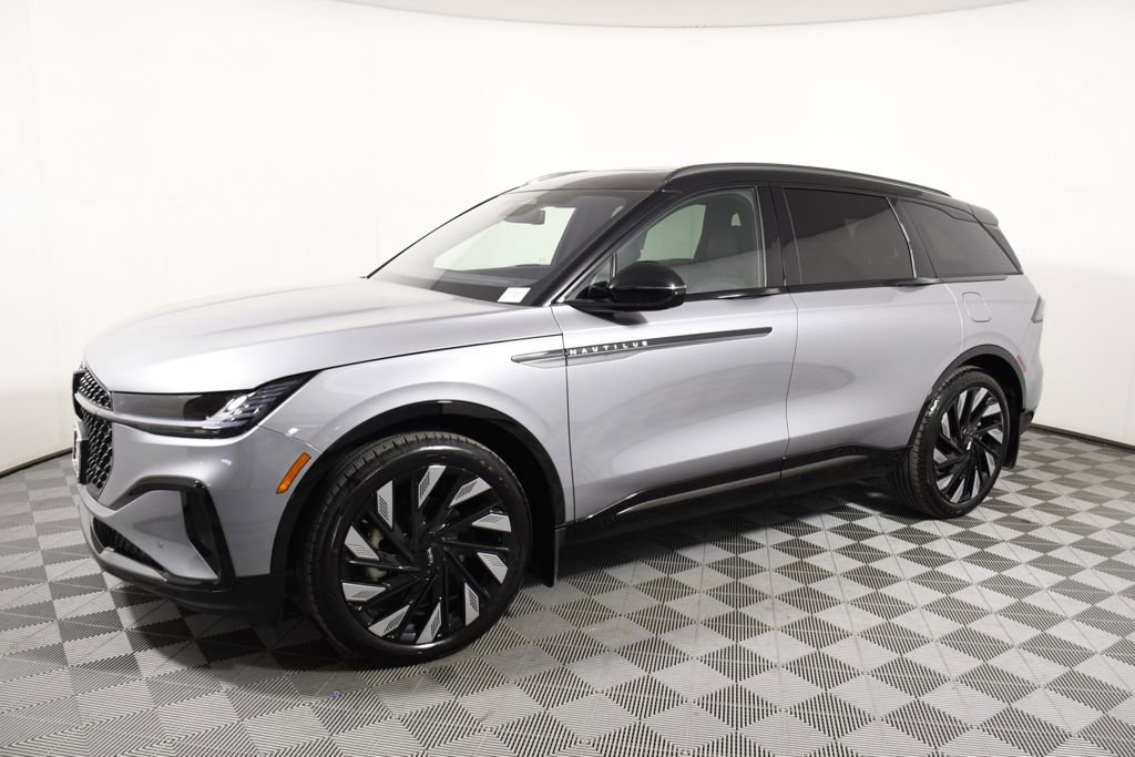 Used 2025 Lincoln Nautilus Reserve image 2