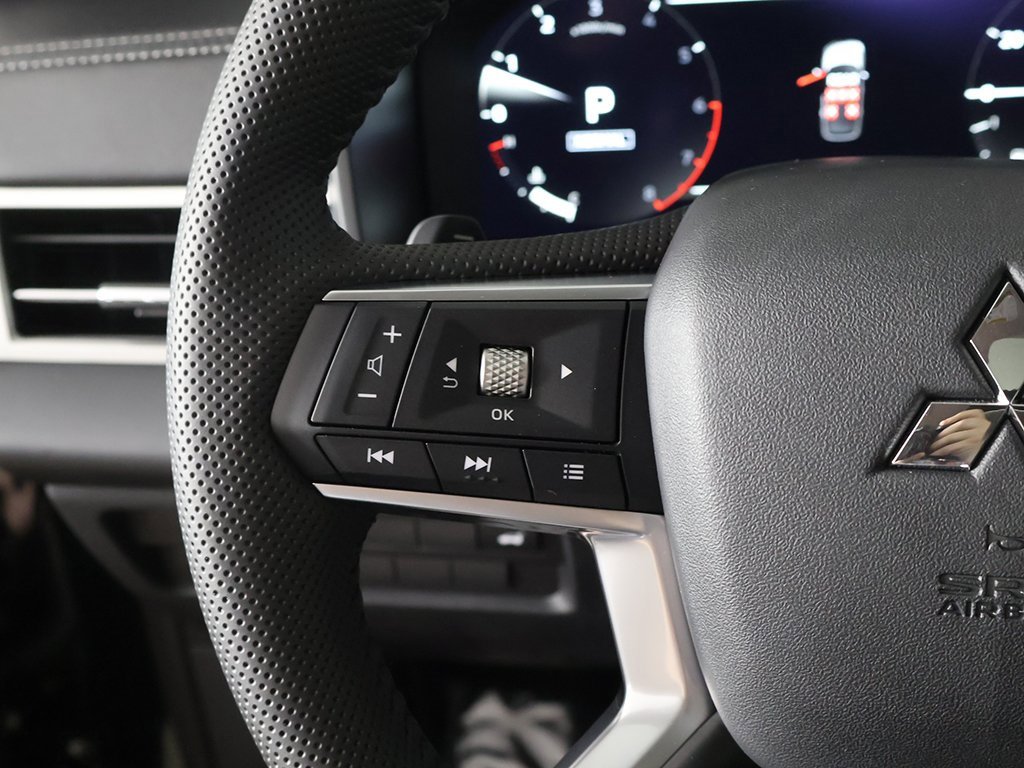 New 2025 Mitsubishi Outlander SE image 45