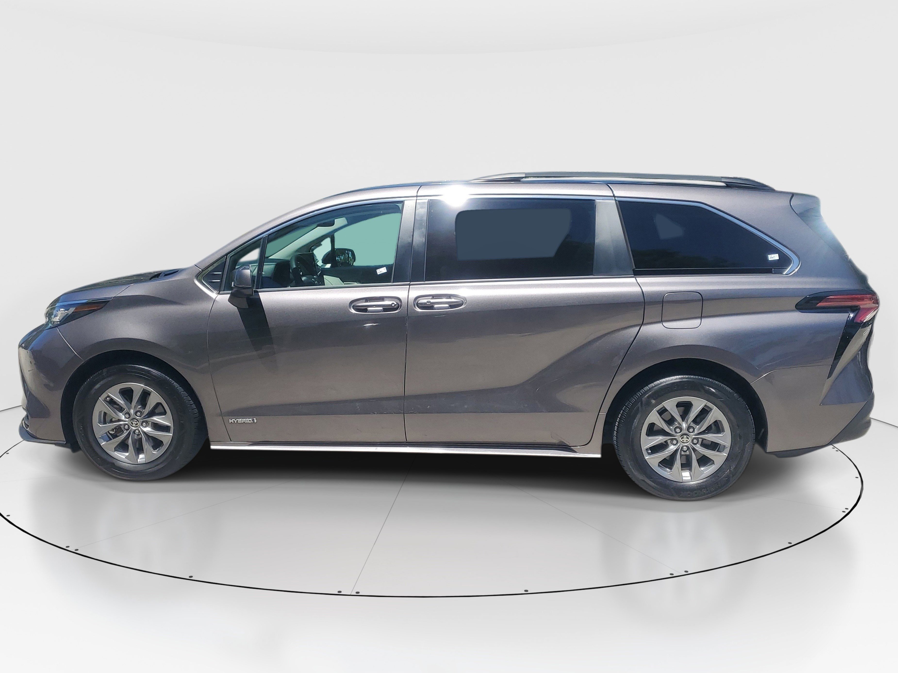 Used 2021 Toyota Sienna LE w/ LE Plus Package FWD image 6