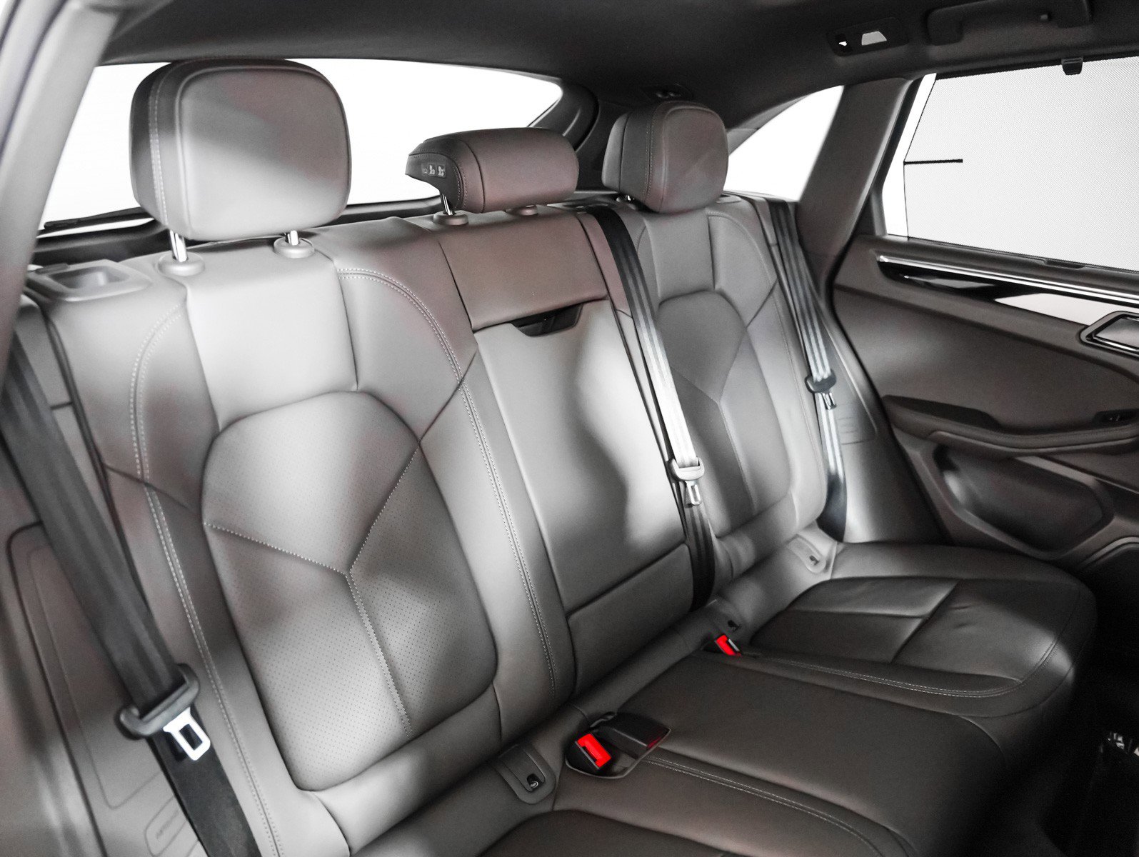 Certified 2025 Porsche Macan AWD/4WD image 6