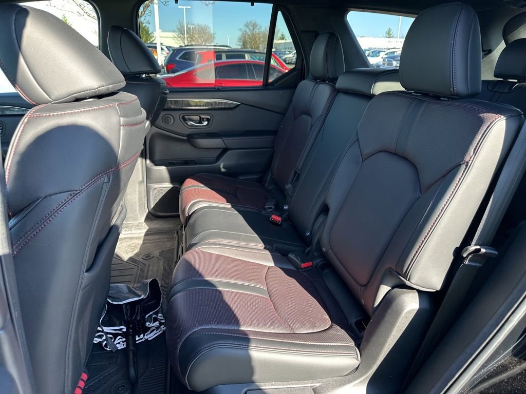 Used 2025 Honda Pilot Black Edition image 17