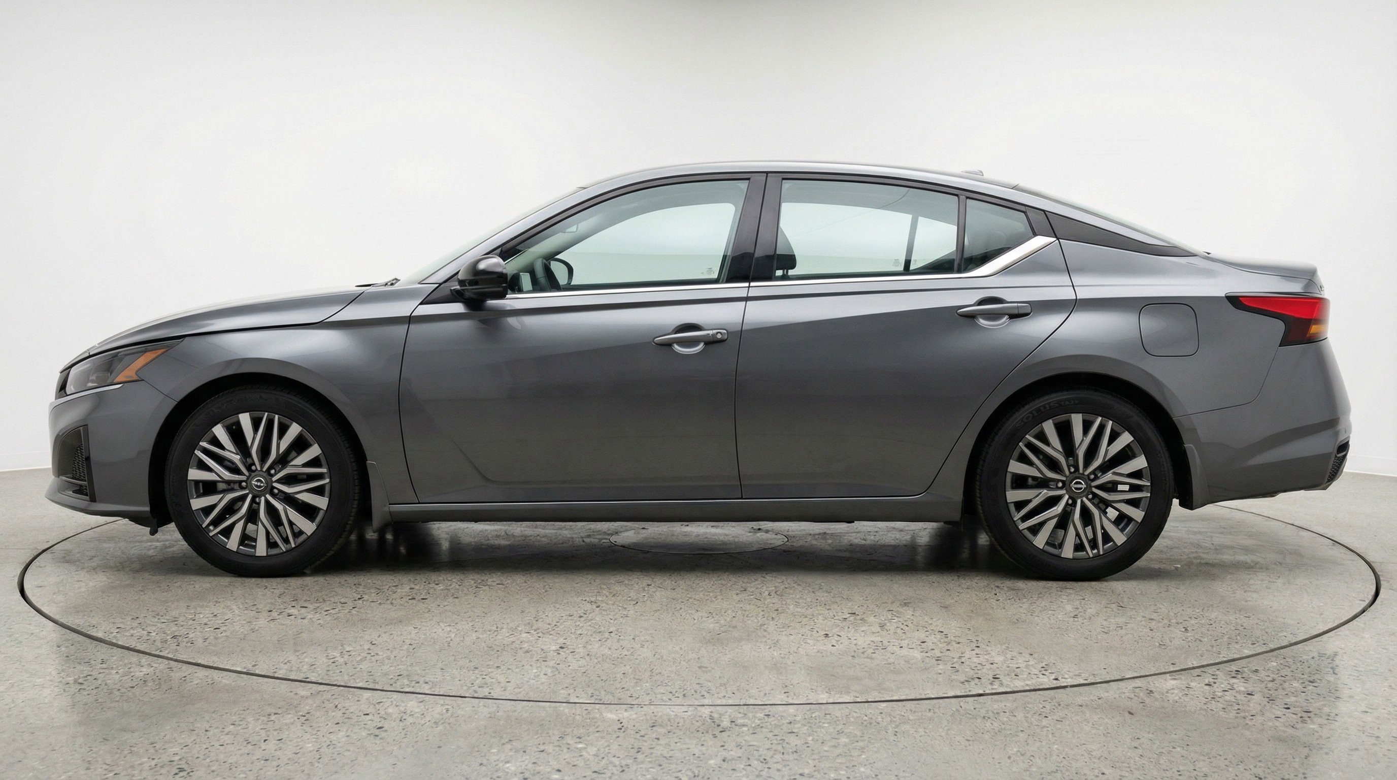 Used 2025 Nissan Altima 2.5 SV FWD image 5