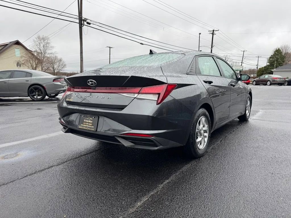 Used 2021 Hyundai Elantra SE w/ Cargo Package image 3