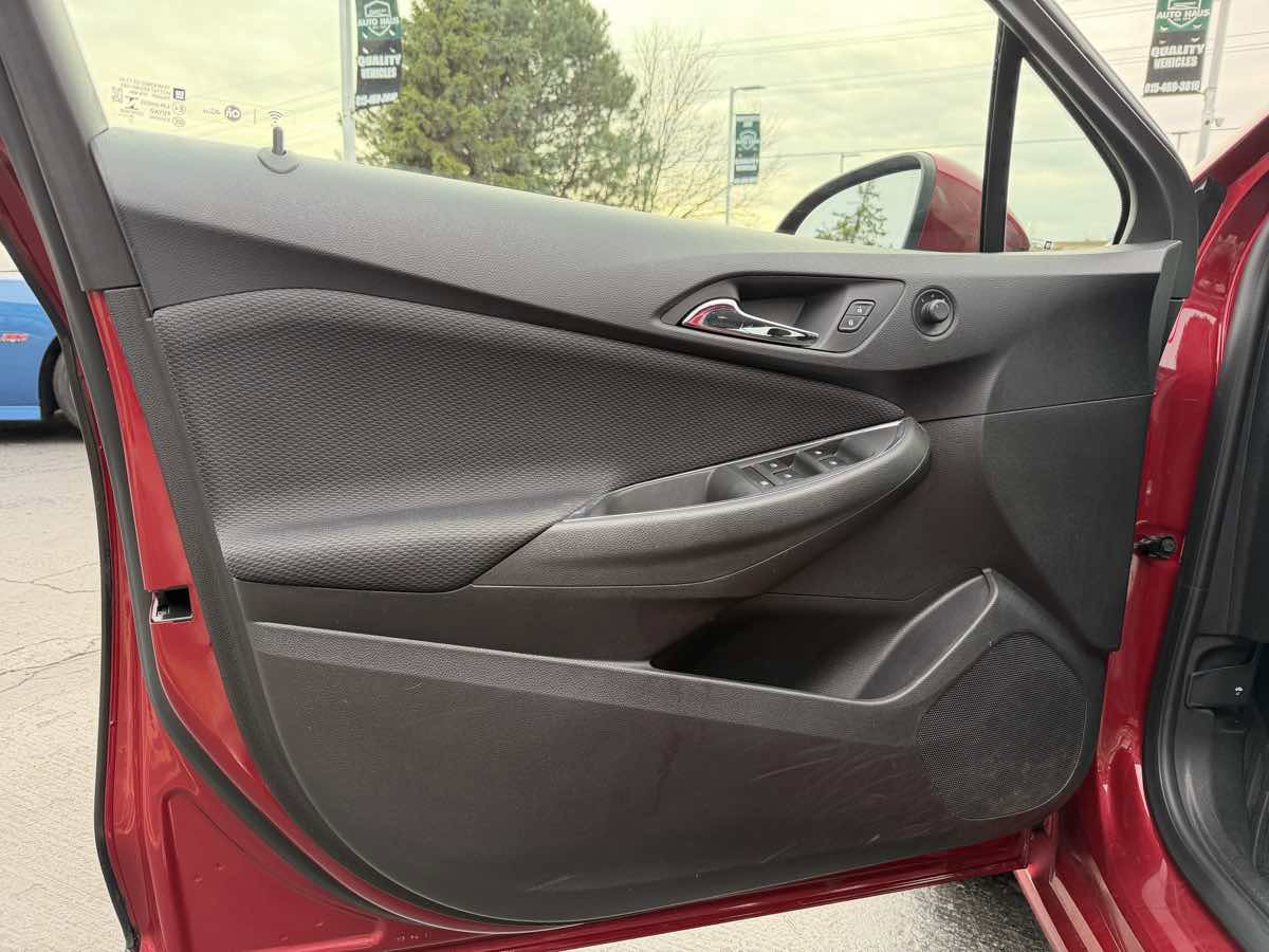 Used 2017 Chevrolet Cruze LT image 18