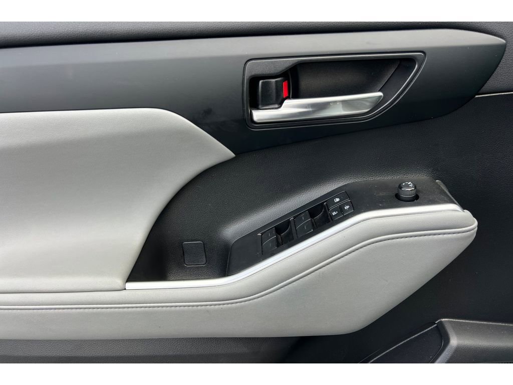 Used 2023 Toyota Highlander XLE image 11