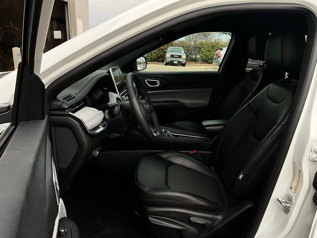 Used 2025 Jeep Compass Latitude AWD/4WD image 10