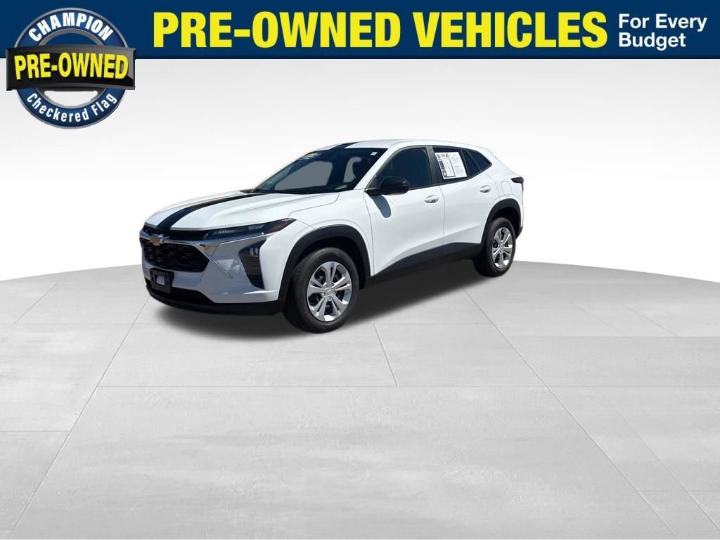 Used 2025 Chevrolet Trax LS w/ Driver Confidence Package image 1