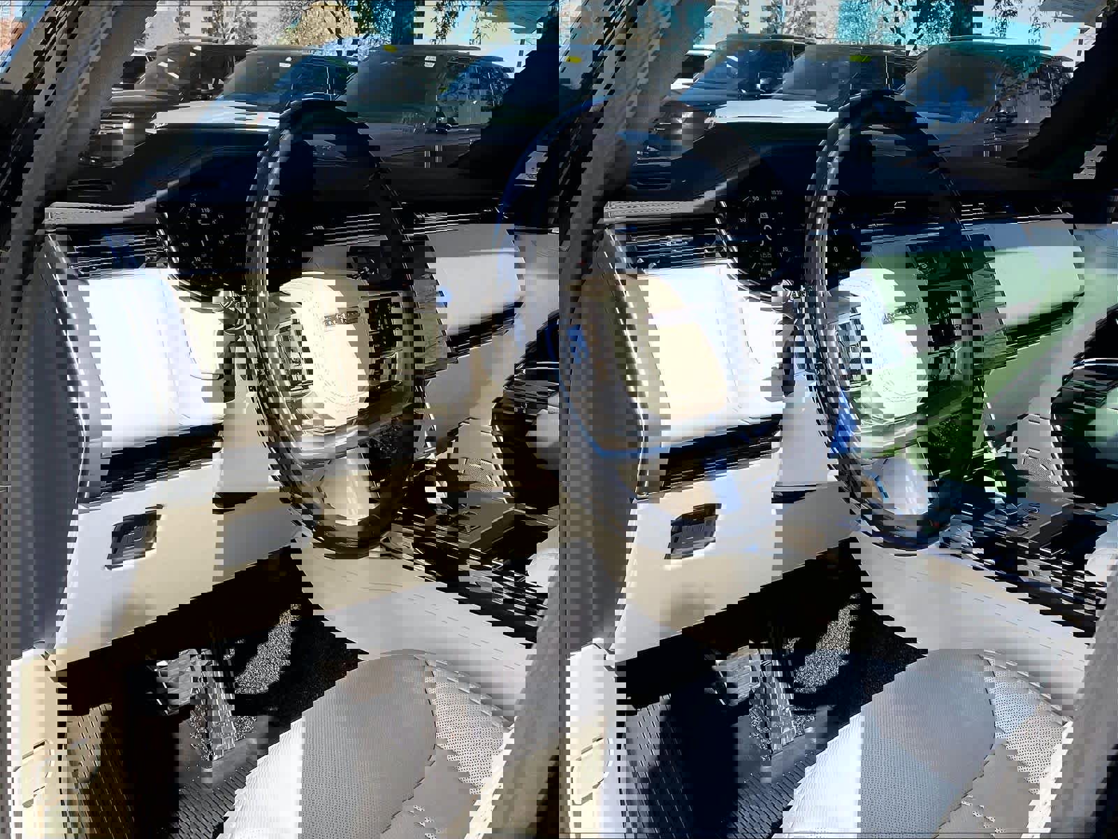 Used 2025 Land Rover Range Rover Long Wheelbase SE image 16