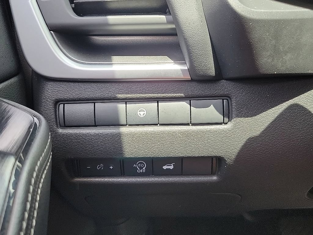 Used 2025 Nissan Rogue SV AWD/4WD image 13