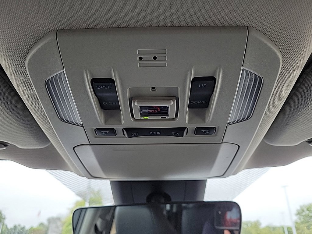 Used 2023 Toyota Highlander XLE AWD/4WD image 35