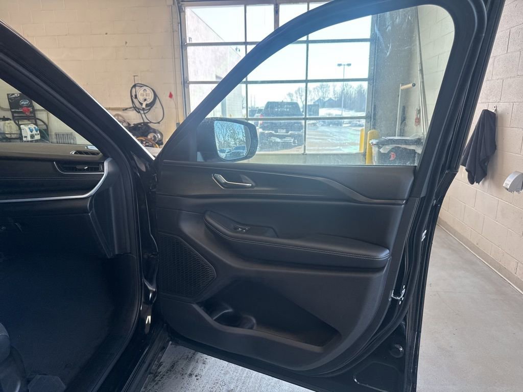 New 2025 Jeep Grand Cherokee Laredo w/ Luxury Tech Group I image 45