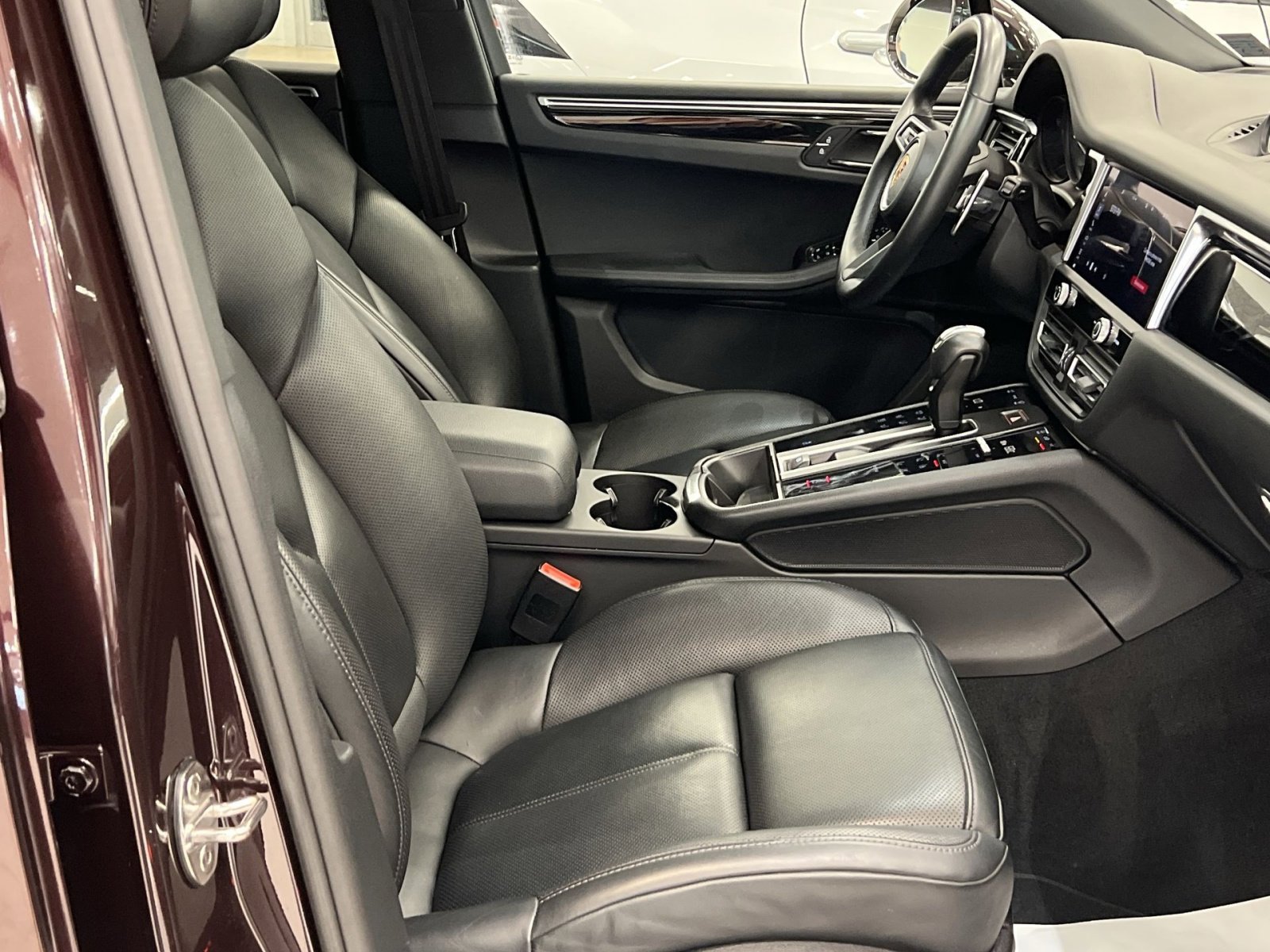 Used 2024 Porsche Macan Base image 27