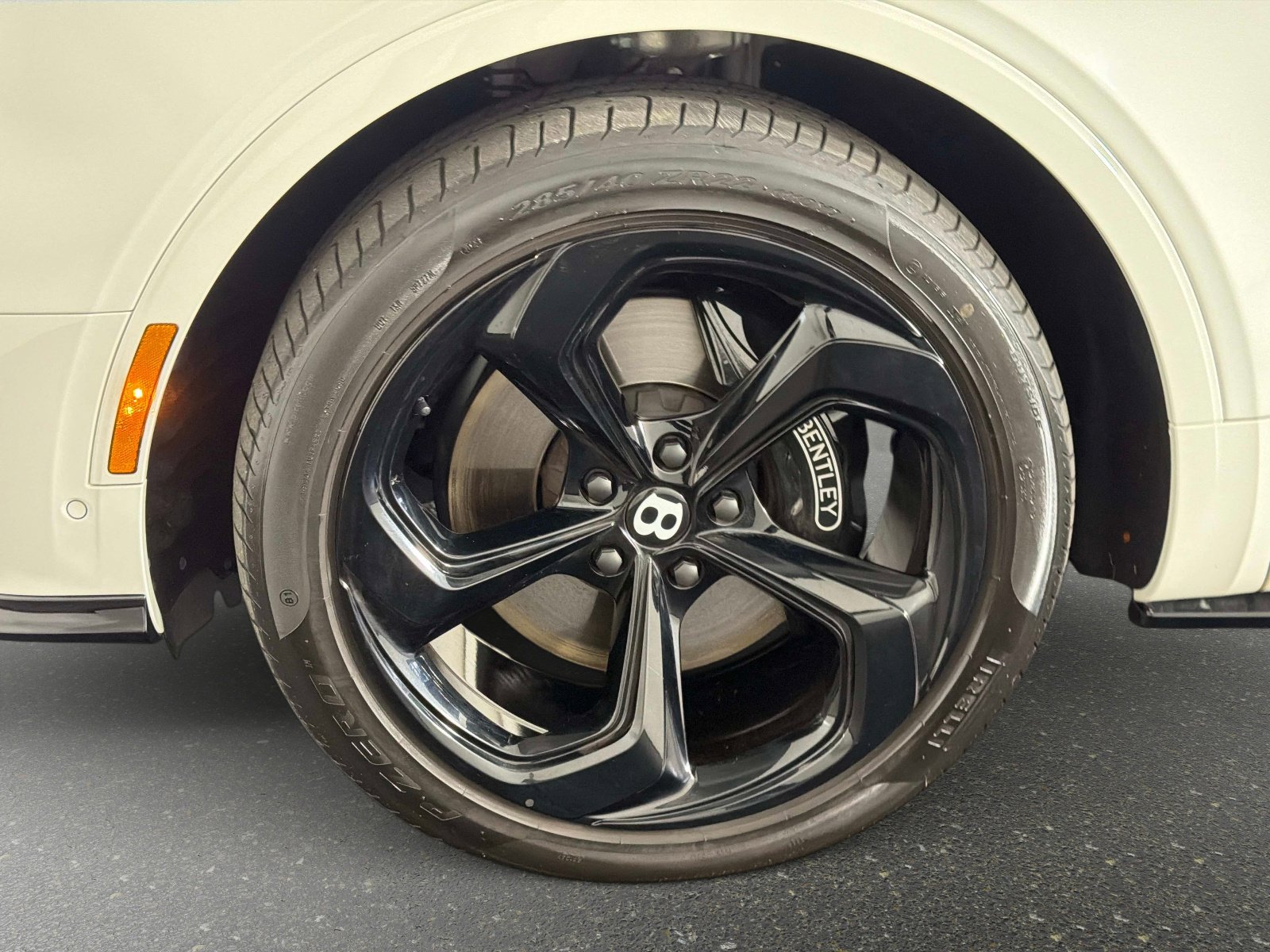 Used 2024 Bentley Bentayga Plug-In Hybrid image 12