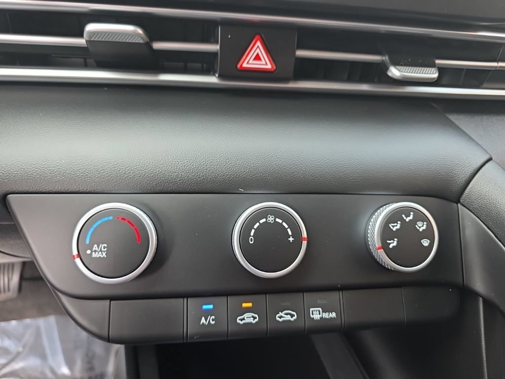 Used 2024 Hyundai Elantra SE FWD image 14