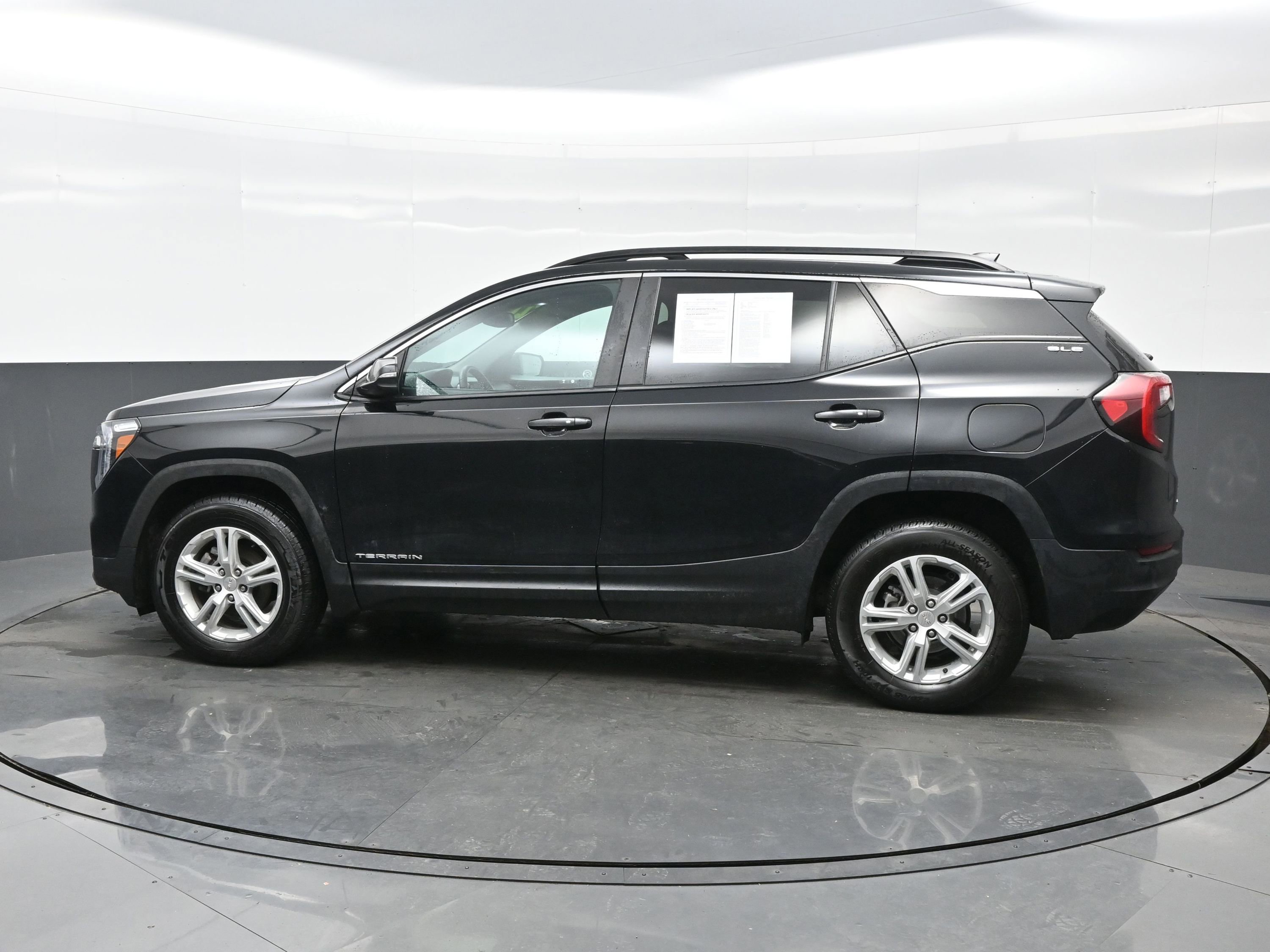 Used 2022 GMC Terrain SLE w/ Driver Convenience Package image 3