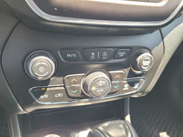 Used 2022 Jeep Cherokee Trailhawk w/ Comfort/Convenience Group AWD/4WD image 23