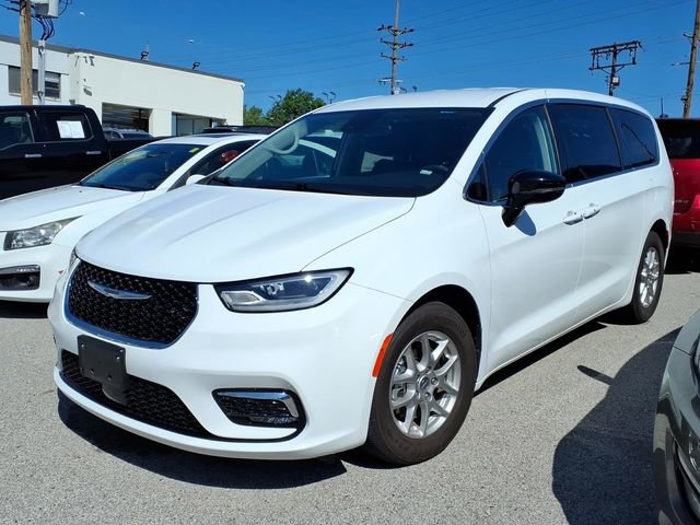 Used 2024 Chrysler Pacifica Touring-L