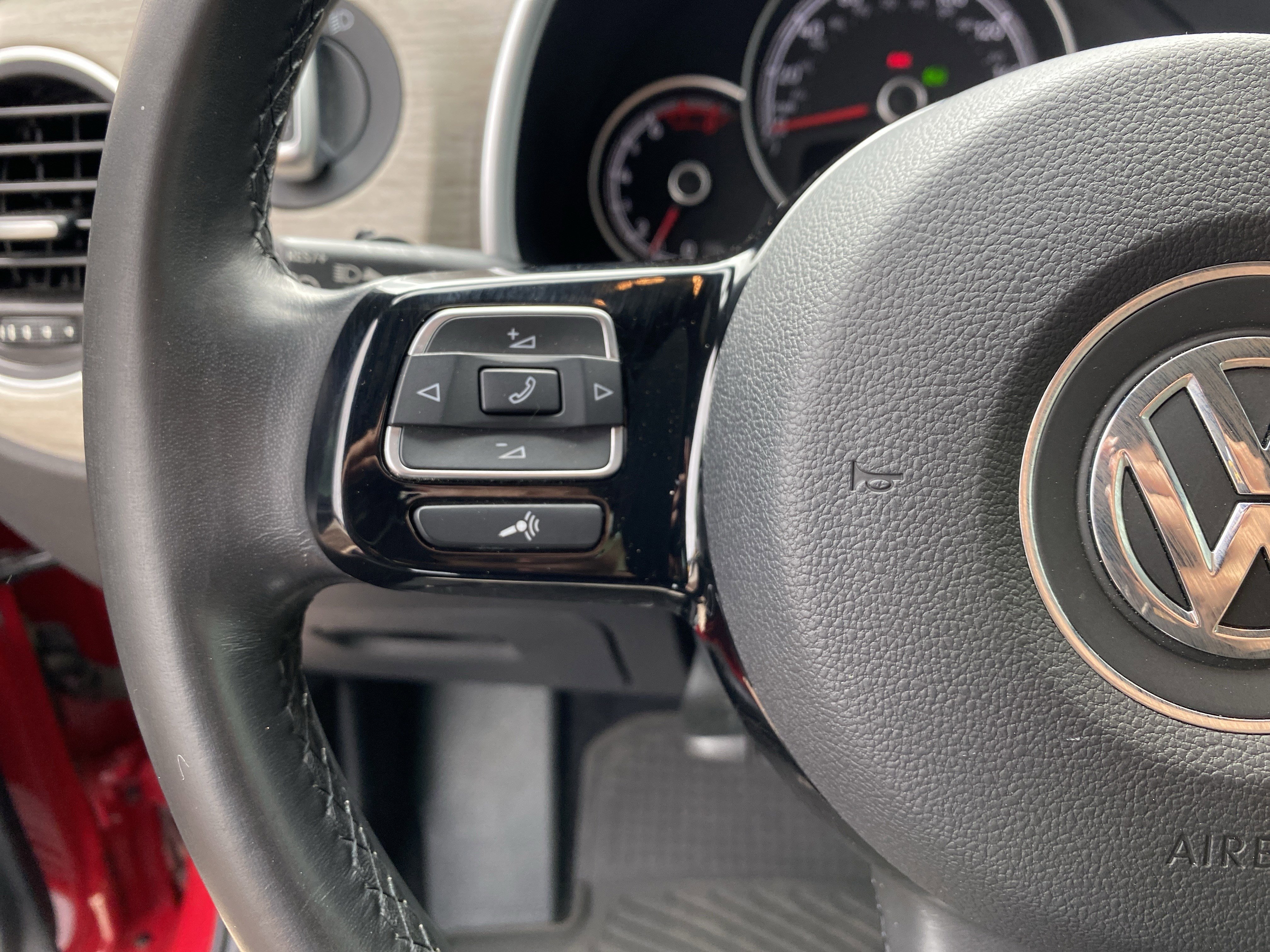 Used 2018 Volkswagen Beetle 2.0T Coast w/ Coast Lighting Package image 27