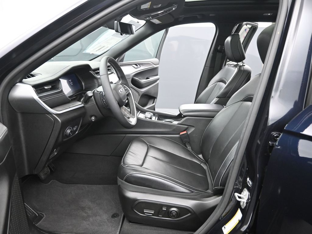 Used 2024 Jeep Grand Cherokee Limited w/ Luxury Tech Group II image 10