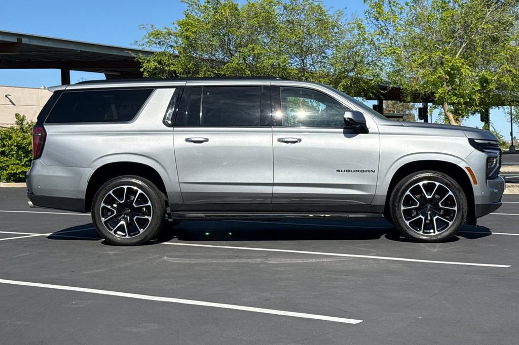 Used 2025 Chevrolet Suburban RST image 10