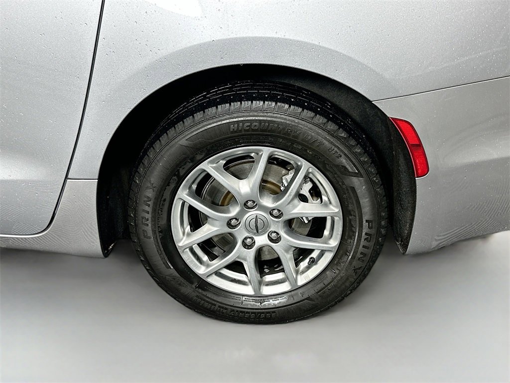 Used 2021 Chrysler Pacifica Touring w/ Cold Weather Group image 33