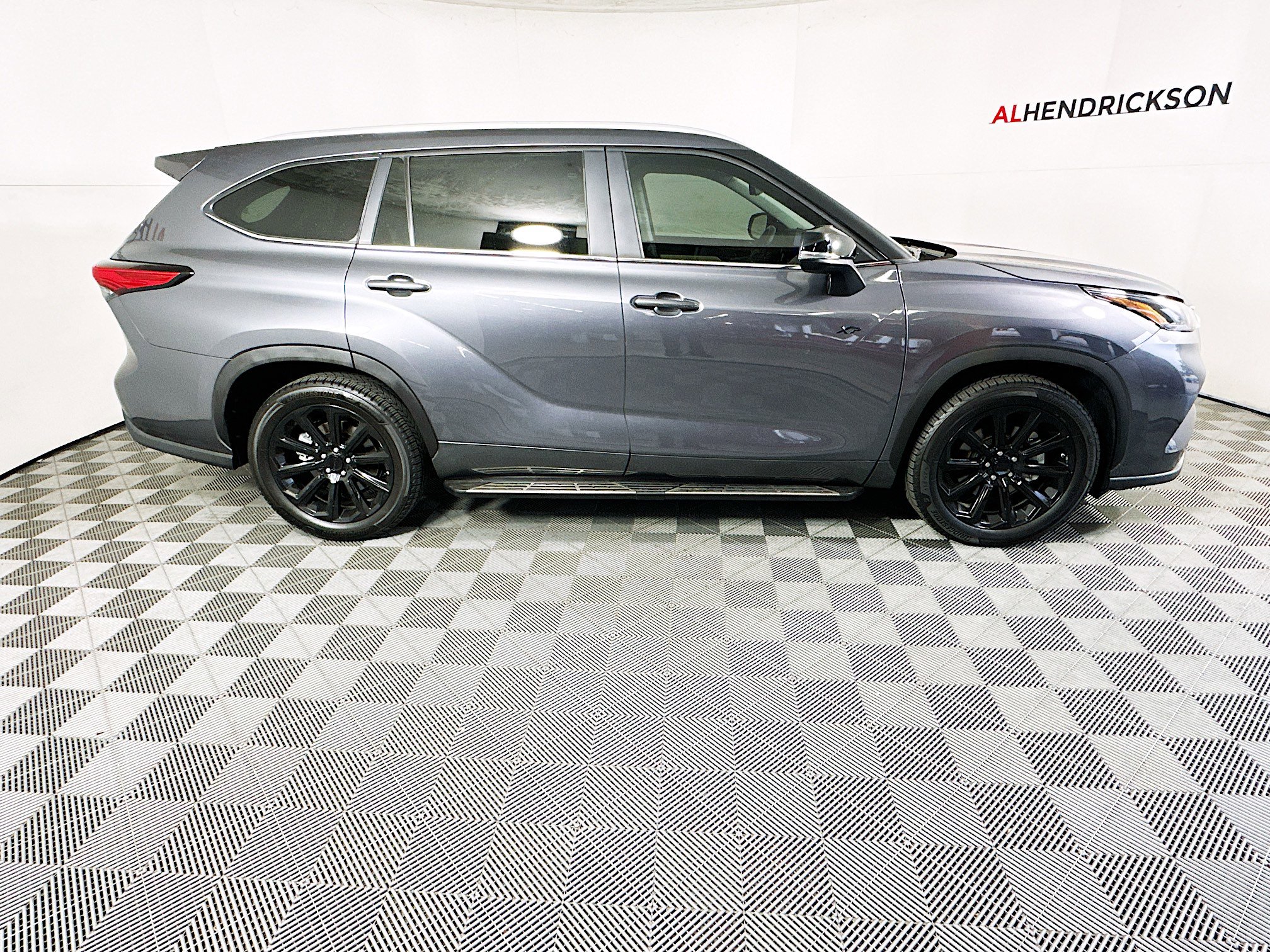 Used 2023 Toyota Highlander XLE image 2