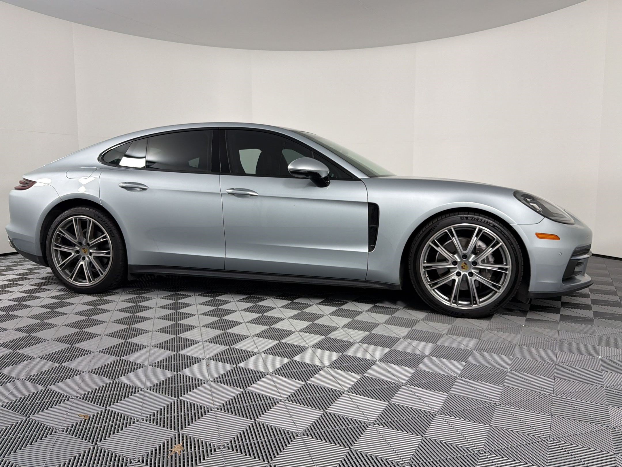 Certified 2019 Porsche Panamera image 8