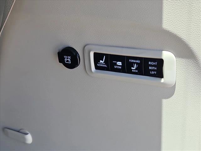 Used 2018 Chrysler Pacifica Limited FWD image 7